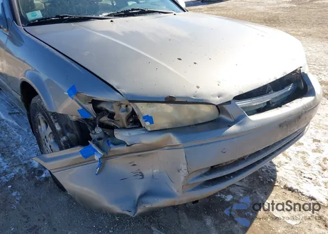 2001 Toyota Camry Le z USA, uszkodzony, nr VIN 4T1BG22K61U017311